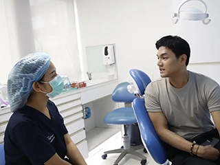 Initial consultation with the veneer specialist